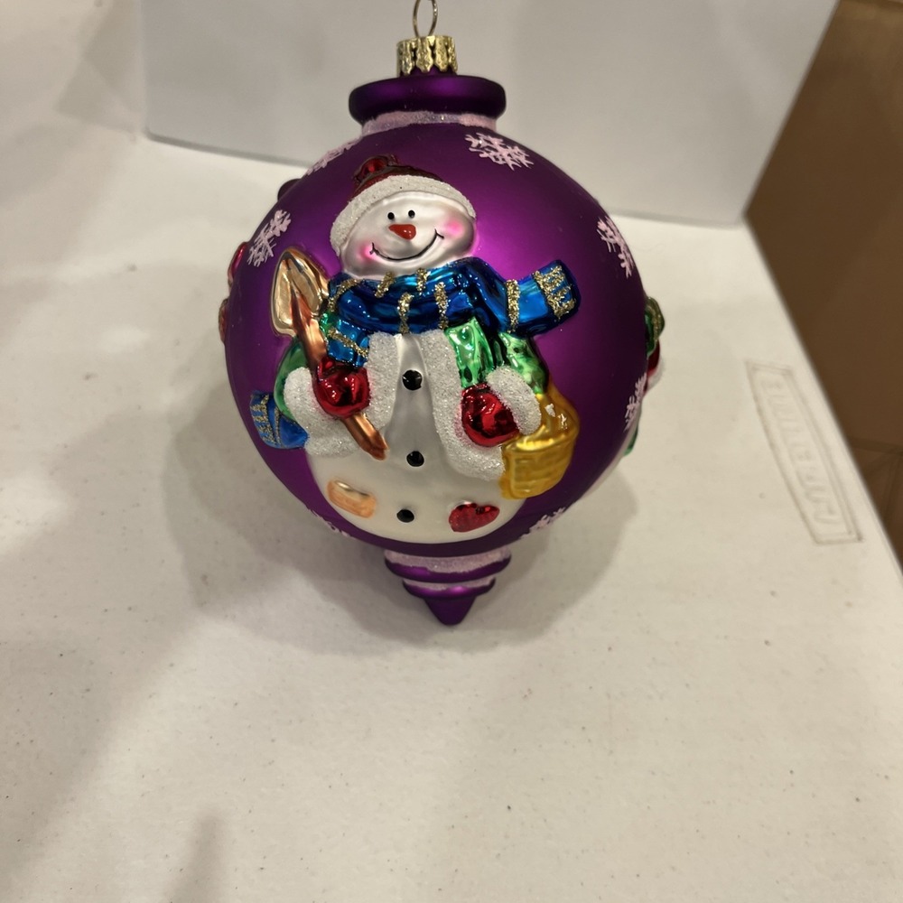 BEAUTIFUL RARE ROUND BLOWN GLASS CHRISTMAS ORNAMENT WITH 3D SNOWMEN DESIGN